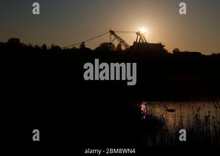 Alba dietro un dragline a piedi conservato a RSPB St Aidan's a Swillington, Leeds, Regno Unito Foto Stock