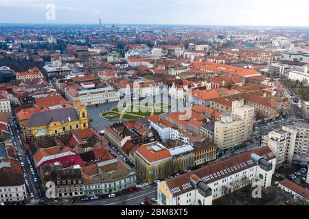 Bel tramonto nuvoloso su Union Square - Piata Unirii Timisoara. Vista aerea da Timisoara presa da un drone professionista Foto Stock