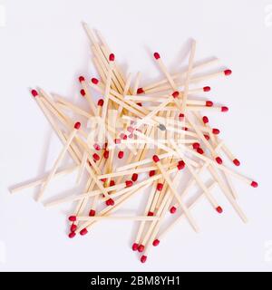 Un singolo match bruciato in un mucchio di partite Foto Stock