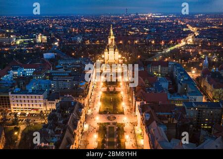 Bellissimo tramonto rosso in vista aerea da Timisoara preso da un drone professionista - la Cattedrale Ortodossa di Timisoara, Bega e Central Park Foto Stock