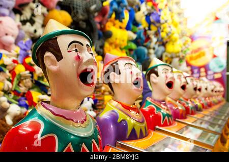 Clown ridenti, un gioco di vicolo di sideshow alla fiera Foto Stock