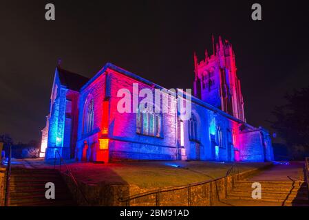 Beaminster, Dorset, Regno Unito. 8 maggio 2020. Chiesa di Santa Maria a Beaminster a Dorset Lit Red, White e Blue per il 75° anniversario della Giornata del Ve. Credito immagine: Graham Hunt/Alamy Live News Foto Stock