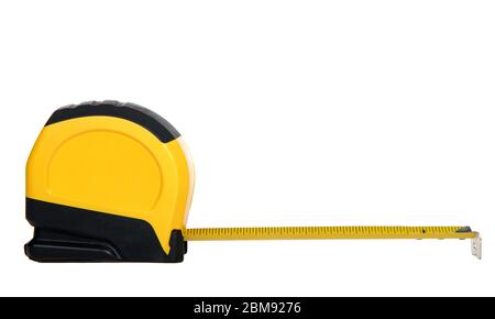 Un metro a nastro giallo e nero con nastro esteso di 6 pollici, isolato su sfondo bianco. Attrezzo comune nella costruzione. Foto Stock