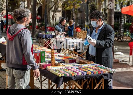 Montevideo, Montevideo, Uruguay. 7 maggio 2020. 20200507- UN uomo vende bastoni di joss a Plaza Matriz a Montevideo, Uruguay. Il Presidente Lacalle Pou ha chiesto la riapertura di alcune industrie e ha incoraggiato la gente ad adottare misure preventive contro il COVID-19 per tornare alla normalità. Credit: Mauricio Zina/ZUMA Wire/Alamy Live News Foto Stock