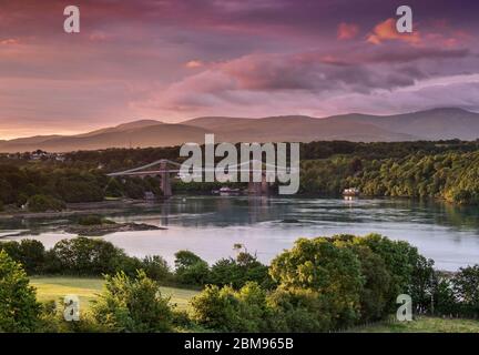 Il Ponte Menai e lo stretto Menai a Sunset, Anglesey, Galles del Nord, Regno Unito Foto Stock