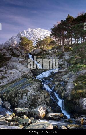 Cascate di Rhaeadr Ogwen e Tryfan innevato, Nant Ffrancon, Snowdonia National Park, Galles del Nord, Regno Unito Foto Stock