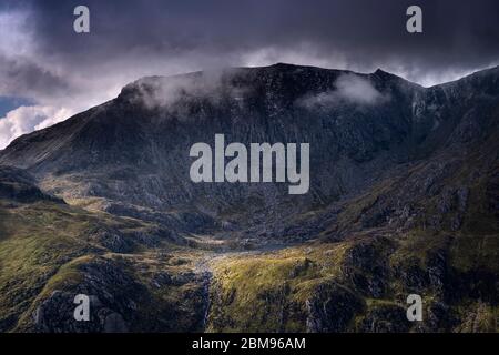 Una vista spettacolare di Llyn Bochlwyd sostenuta da Glyder Fach, CWM Bochlwyd, Snowdonia National Park, Galles del Nord, Regno Unito Foto Stock