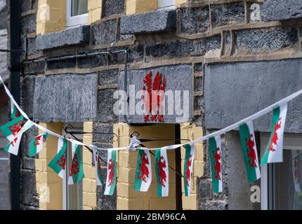 Coniglietto tradizionale gallese e Drago gallese Rosso sulla porta di Penmachno, Penmachno, Snowdonia, Galles del Nord, Regno Unito Foto Stock