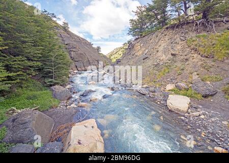 Il Rio Ascencio nel Parco Nazionale Torres del Paine in Cile Foto Stock