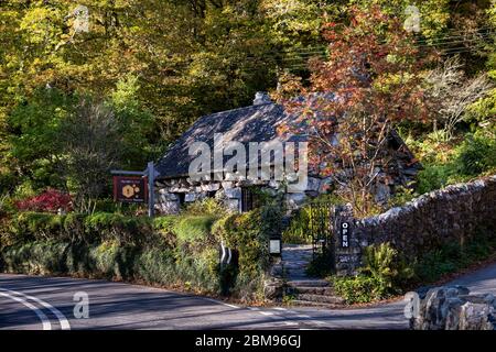 Ty Hyll o la Casa di Ugly in autunno, Capel Curig, vicino Betws y Coed, Snowdonia National Park, Galles del Nord, Regno Unito Foto Stock