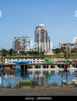 VICTORIA, CANADA - 14 LUGLIO 2019: Quartiere storico della città comunemente chiamato Vic West attraverso Upper Harbour. Foto Stock