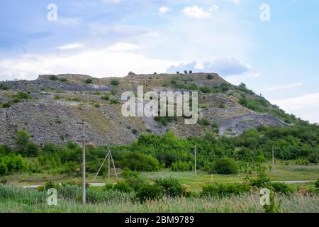 scarico delle scorie di minerale dopo la lavorazione. Antico terricon a scalinata a forma di collina con terrazze Foto Stock