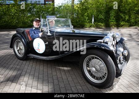 Amburgo, Germania. 06 maggio 2020. Claus Mirbach e sua moglie Britta sono seduti nella loro auto classica 'MG - Model TC', costruita nel 1947, su un parcheggio di fronte alla loro agenzia auto classica. Il numero di vetture classiche registrate in Germania è nuovamente aumentato. Alla data di scadenza del 1° gennaio 2020, 13 078 veicoli di almeno 30 anni - compresi motocicli, automobili, camion, autobus e trattori - sono stati immatricolati solo ad Amburgo, secondo i dati forniti dalla Federal Motor Transport Authority (KBA). Credit: Christian Charisius/dpa/Alamy Live News Foto Stock