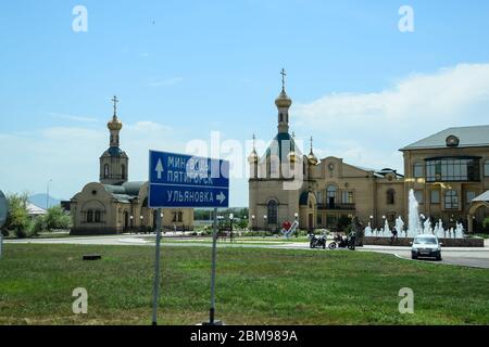 Stavropol, Russia - 13 giugno 2019: Un edificio religioso fatto di mattoni di silicato giallo. Foto Stock