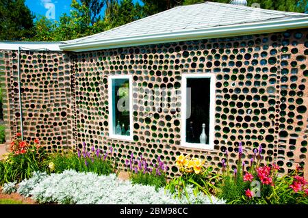 Cap-Egmont, Canada - 8 agosto 2016: Bottiglie di vetro cementate insieme per creare Case bottiglia di Edouard T. Arsenault Foto Stock