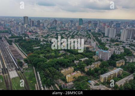 Dhaka, Bangladesh. 27 aprile 2020. (NOTA DELL'EDITORE: Immagine scattata con un drone)veduta aerea della stazione ferroviaria di Kamalapur durante un blocco imposto dal governo come misura preventiva contro il coronavirus COVID-19. Credit: SOPA Images Limited/Alamy Live News Foto Stock