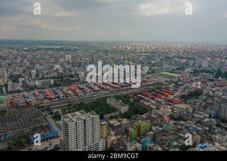 Dhaka, Bangladesh. 27 aprile 2020. (NOTA DELL'EDITORE: Immagine scattata con un drone)veduta aerea della stazione ferroviaria di Kamalapur durante un blocco imposto dal governo come misura preventiva contro il coronavirus COVID-19. Credit: SOPA Images Limited/Alamy Live News Foto Stock