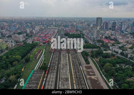 Dhaka, Bangladesh. 27 aprile 2020. (NOTA DELL'EDITORE: Immagine scattata con un drone)veduta aerea della stazione ferroviaria di Kamalapur durante un blocco imposto dal governo come misura preventiva contro il coronavirus COVID-19. Credit: SOPA Images Limited/Alamy Live News Foto Stock