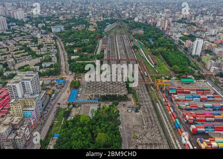 Dhaka, Bangladesh. 27 aprile 2020. (NOTA DELL'EDITORE: Immagine scattata con un drone)veduta aerea della stazione ferroviaria di Kamalapur durante un blocco imposto dal governo come misura preventiva contro il coronavirus COVID-19. Credit: SOPA Images Limited/Alamy Live News Foto Stock