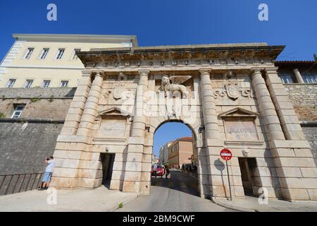 Il cancello di terra è stato costruito nel 1543, questo cancello decorato in pietra una volta serviva come l'entrata principale alla città di Zara. Foto Stock