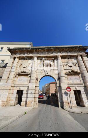 Il cancello di terra è stato costruito nel 1543, questo cancello decorato in pietra una volta serviva come l'entrata principale alla città di Zara. Foto Stock