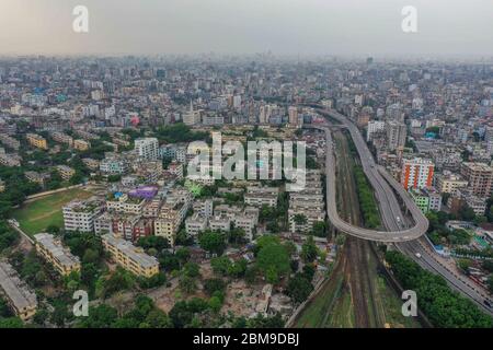 Dhaka, Bangladesh. 27 aprile 2020. (NOTA DELL'EDITORE: Immagine scattata con un drone).veduta aerea della stazione ferroviaria di Kamalapur durante un blocco imposto dal governo come misura preventiva contro il coronavirus COVID-19. Credit: Zabed Hasnain Chowdhury/SOPA Images/ZUMA Wire/Alamy Live News Foto Stock