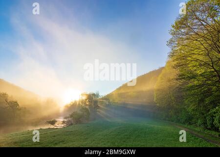 Hardegg: fiume Thaya al mattino, nebbia, sole che passa attraverso, vista al castello di Neuhäusl rovina, Thaya fiume Parco Nazionale Thayatal - Podyji, in Weinviertel, Foto Stock