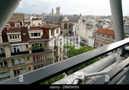 La vista della zona di Beaubourg con Eglise Saint-Merri chiesa sullo sfondo dal Centro Pompidou.Paris.France Foto Stock