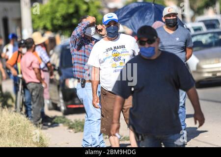 HERMOSILLO, MESSICO - 06 MAGGIO: I cittadini si accodano in una lunga fila fuori da un negozio per acquistare birra il 1 maggio 2020 a Hermosillo, Messico. Alcuni negozi di Hermosillo e dello Stato settentrionale di sonora sono stati autorizzati a vendere birra oggi, come una 'legge di suora' è stata sanzionata per sonora, tra le altre restrizioni per fermare la diffusione del Coronavirus (COVID-19). (Foto di Luis Gutierrez/Norte Foto/ Foto Stock