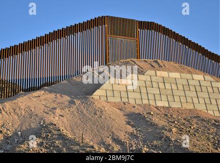 Il terreno e l'altitudine variano durante le circa 15 miglia del progetto di barriera di confine del corpo degli ingegneri dell'esercito degli Stati Uniti El Centro 1 vicino a El Centro, California, aprile 30. Questi progetti sono in corso di esecuzione da USACE, come diretto attraverso l'esercito degli Stati Uniti dal Segretario della Difesa, in risposta alla richiesta del Dipartimento di sicurezza interna per l'assistenza di contribuire a garantire il confine meridionale degli Stati Uniti bloccando i corridoi di traffico di droga attraverso la costruzione di strade e recinzioni, E l'installazione di illuminazione ai sensi del titolo 10, sezione 284 del Codice degli Stati Uniti. DoD e USACE sono executin Foto Stock