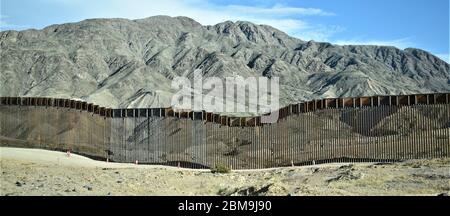 Il terreno varia lungo le aree montuose per tutto il 15 miglia circa del progetto di barriera di confine del corpo degli Stati Uniti degli ingegneri El Centro 1 vicino a El Centro, California, aprile 30. Questi progetti sono in corso di esecuzione da USACE, come diretto attraverso l'esercito degli Stati Uniti dal Segretario della Difesa, in risposta alla richiesta del Dipartimento di sicurezza interna per l'assistenza di contribuire a garantire il confine meridionale degli Stati Uniti bloccando i corridoi di traffico di droga attraverso la costruzione di strade e recinzioni, E l'installazione di illuminazione ai sensi del titolo 10, sezione 284 del Codice degli Stati Uniti. DoD e USAC Foto Stock