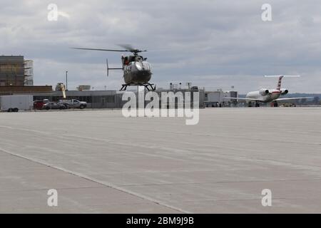 Un elicottero LUH-72 Lakota della Società A, 1° Battaglione, 376° Aviation Security and Support atterra all'Aeroporto di Sioux City per trasferire ventilatori ad Airmen dalla 185° Air Refueling Wing per prendere in un ospedale locale in risposta alla pandemia COVID-19. Soldati e Airmen sono stati chiamati dal Governatore per assistere gli Iowan nella comunità locale al trasporto di materiale e attrezzature. Foto Stock