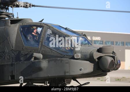 I soldati assegnati al 1° Battaglione della Guardia Nazionale dello Utah, 211° reggimento dell'aviazione, partono dalla struttura di supporto dell'aviazione militare nella Giordania occidentale, Utah, 7 maggio 2020. Il battaglione, composto da tre aziende di elicotteri Apache AH-64 e più di 300 soldati, fornirà il supporto aereo da combattimento alle forze terrestri durante l'anno di spiegamento. (STATI UNITI Foto della Guardia Nazionale di Ileen Kennedy) Foto Stock