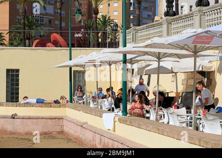 Ristorante all'aperto, la Caleta Beach, Città Vecchia, Cadice, Andalusia, Spagna, Europa Foto Stock