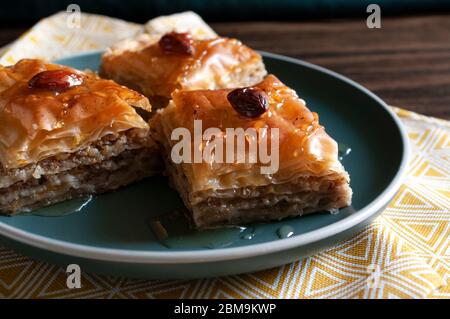 Dessert di noci dolci, pasta da pasticceria, miele, baklava turca. Panetteria fatta in casa. Primo piano. Foto Stock