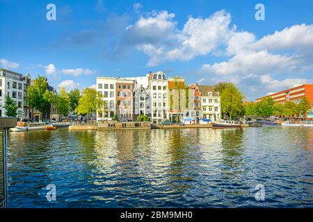 Una fila di case sul canale impilati insieme saldamente su un canale nel quartiere dei musei di Amsterdam, Paesi Bassi Foto Stock