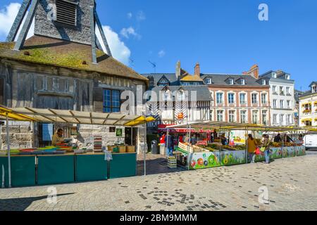 Il mercato al di fuori della chiesa di Santa Caterina la vendita di prodotti freschi e di generi alimentari nella città di Honfleur Francia in una giornata di sole a inizio autunno Foto Stock