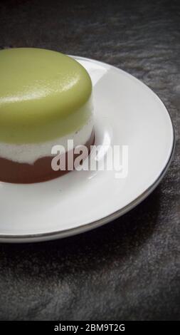 torta al cioccolato bianco verde Foto Stock