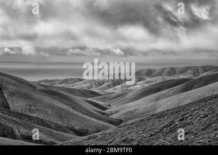 Vista sulle aspre colline di Fuerteventura in bianco e nero Foto Stock