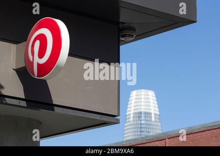 Il logo Pinterest è stato visualizzato nella sede centrale di Pinterest a San Francisco, California, sabato 8 febbraio 2020. Foto Stock