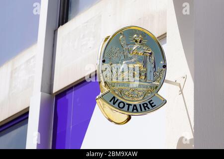 Bordeaux , Aquitaine / Francia - 05 05 2020 : Notaire Golden francese segno oro logo notaio ufficio muro edificio Foto Stock