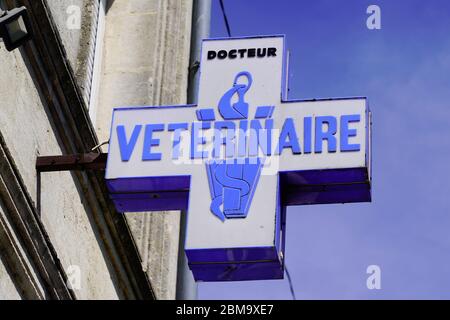Bordeaux , Aquitaine / Francia - 05 05 2020 : Veterinaire medico animale animale veterinario segno logo sul palazzo Foto Stock