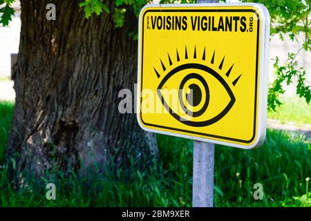 Bordeaux , Aquitaine / Francia - 05 04 2020 : voisins vigilants francia segno logo quartiere Guarda area giallo segno occhio Foto Stock