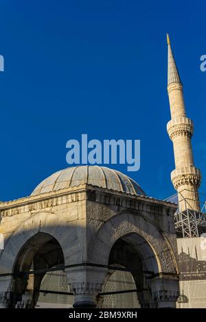 ISTANBUL, TURCHIA - 10 NOVEMBRE 2019: Moschea del Sultano Ahmed (Moschea Blu) a Istanbul, Turchia. Fu costruita tra il 1609 e il 1616 durante il dominio Foto Stock