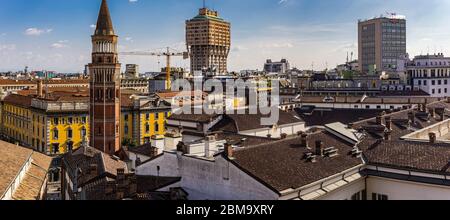 MILANO, ITALIA - 15 APRILE 2019: Vista dello skyline di Torre Velasca a Milano. Torre Velasca è un grattacielo alto 106 m costruito nel 1958 Foto Stock