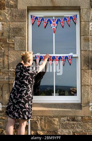 Teesdale, County Durham, Regno Unito . 08 maggio 2020. Una donna si mette in su conigliando per commemorare il 75 ° anniversario della vittoria in giornata europea (giorno del VE) accreditamento: David Forster/Alamy Live News Foto Stock