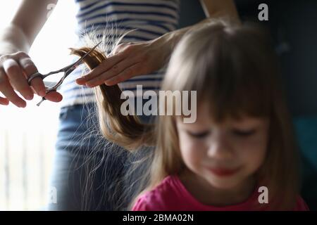 Il genitore fa il hairstyle del toddler Foto Stock