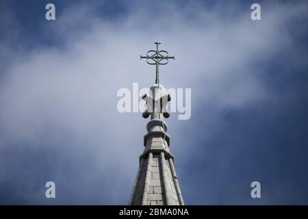 Una croce sulla Steeple della Cattedrale di San fin Barres Foto Stock