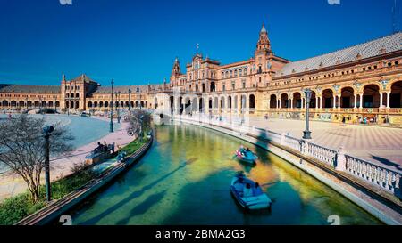 Siviglia, Spagna - 10 Febbraio 2020 : Plaza de Espana Spagna Piazza con le barche sul canale nella bella Siviglia Spagna Centro Foto Stock