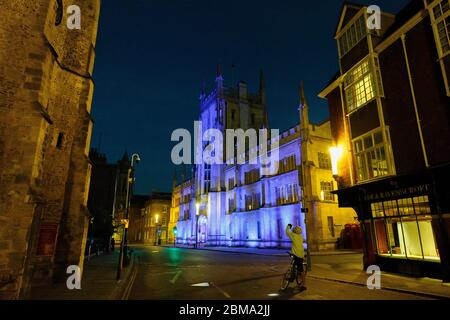 Cambridge, Regno Unito. 7 maggio 2020. Emmanuel United Reformed Church illuminato in blu per esprimere grazie a tutto il personale sanitario di prima linea NHS durante il blocco di Coronavirus. CamNews/Alamy Live News Foto Stock